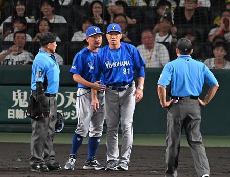 ３回、阪神のリクエストで前川が死球判定となり、審判に確認する相川監督（撮影・飯室逸平）