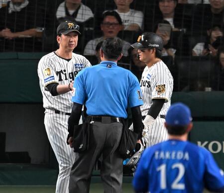３回、前川の判定を巡り、リクエストする藤川監督（撮影・飯室逸平）