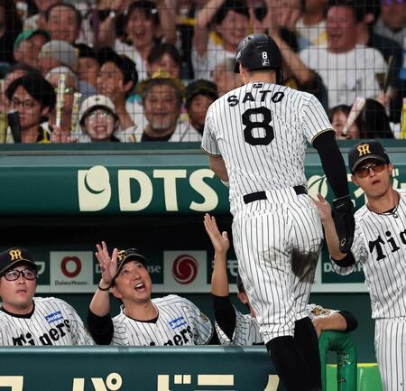 ３回、生還した佐藤輝を迎える藤川監督（中央）＝甲子園（撮影・山口登）