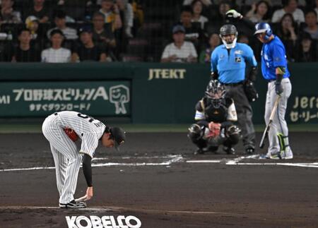 ２回、蝦名のバースデーソングが終わるまでロジンをいじるなど調整する才木（撮影・飯室逸平）