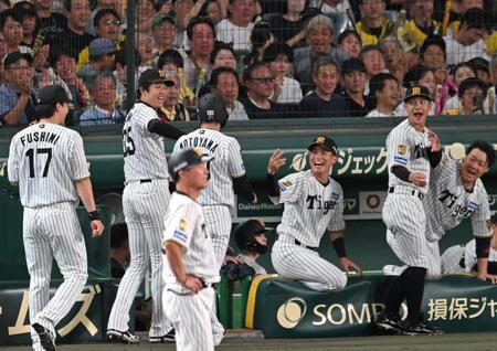 ３回、笑顔で元山を迎える才木ら阪神ナイン（撮影・飯室逸平）