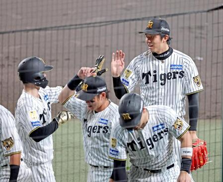 ３回、元山の２点適時内野安打で生還した中野（左）とタッチを交わす才木（撮影・立川洋一郎）