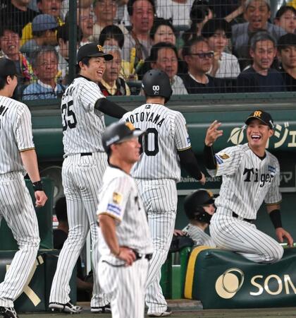 ３回、笑顔で元山を迎える才木ら阪神ナイン（撮影・飯室逸平）
