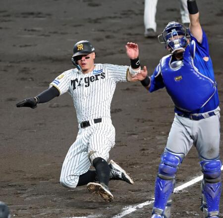 ３回、元山の２点適時内野安打で生還する佐藤輝（撮影・立川洋一郎）