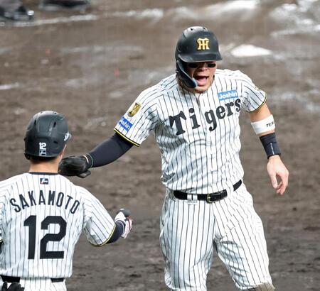 ３回、元山の２点適時内野安打で生還し坂本（左）とタッチを交わす佐藤輝（撮影・立川洋一郎）