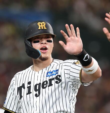 ４回、元山の打球で生還した佐藤輝（撮影・西田忠信）