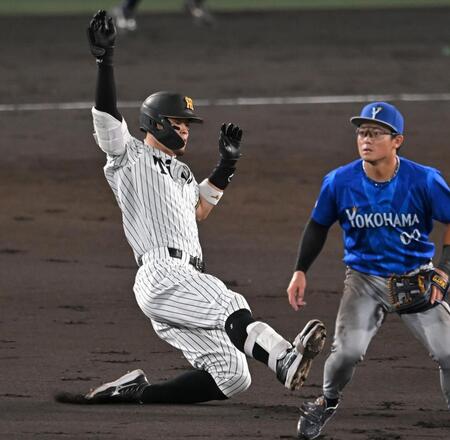 ２回阪神無死、二塁打を放ち滑り込む阪神・佐藤輝明＝甲子園（撮影・飯室逸平）