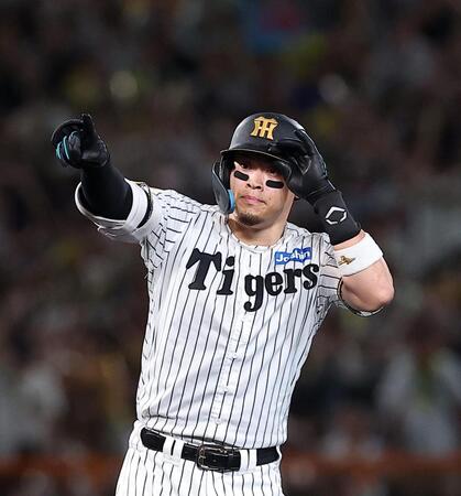 ５回、二塁打を放ちベンチを指さす佐藤輝（撮影・西田忠信）