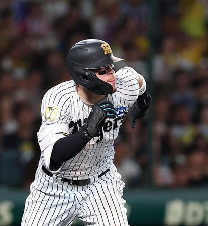 ５回、二塁打を放つ佐藤輝（撮影・西田忠信）