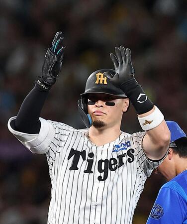 ２回、二塁打を放ち手をたたく佐藤輝（撮影・西田忠信）