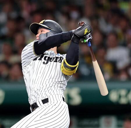 ８回、中越えに３５号ソロを放つ森下（撮影・山口登）