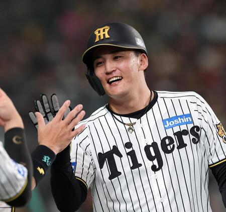 ７回、近本の適時打で生還し笑顔を見せる元山（撮影・西田忠信）