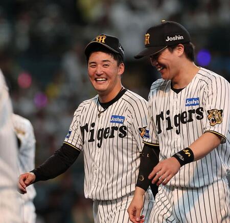勝利後、満面の笑みを浮かべる阪神・元山飛優（左）＝甲子園（撮影・西田忠信）
