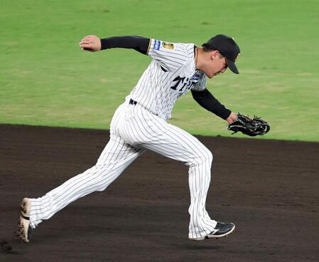 ８回、筒香の打球を好捕する遊撃手・元山（撮影・立川洋一郎）