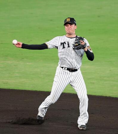 ８回、筒香の打球を好捕し素早く一塁へ送球する遊撃手・元山（撮影・立川洋一郎）