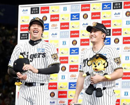 お立ち台で爆笑する才木（左）と元山（撮影・西田忠信）