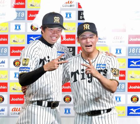 お立ち台で笑顔を見せる阪神・才木浩人（左）と阪神・元山飛優＝甲子園（撮影・立川洋一郎）