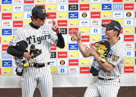 お立ち台で才木（左）をたたえる元山（撮影・立川洋一郎）