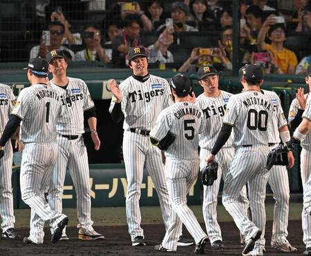 笑顔で勝利のハイタッチを交わす才木ら阪神ナイン（撮影・飯室逸平）