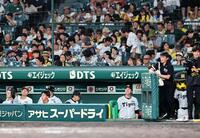 　広島に負け、悔しさをにじませる（右から）藤川監督、立石、熊谷（撮影・田中太一）