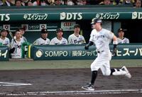 ８回、佐藤輝は捕ゴロに倒れ、藤川監督（中央右）はグラウンドを見つめる（撮影・山口登）