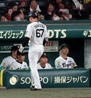 ５回、代打の高寺が空振り三振に倒れ、ベンチの藤川監督はグラウンドを見つめる（撮影・山口登）