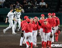 広島に敗れ、ファンへあいさつに向かう藤川監督（左）＝撮影・山口登