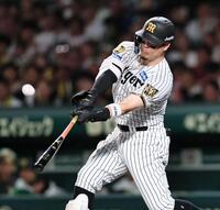 １回、左犠飛を放つ佐藤輝（撮影・田中太一）