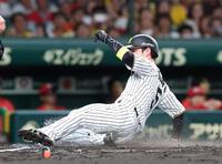 １回、佐藤輝の同点犠飛で生還する近本（撮影・西田忠信）