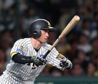 １回、右前打を放つ近本（撮影・西田忠信）