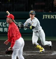 ８回、右前打を放つ近本（撮影・山口登）