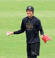 キャッチボールをして登板へ備える才木（撮影・立川洋一郎）