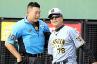 選手交代を告げる阪神・平田勝男２軍監督（右）