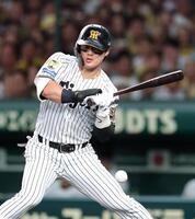 ３回、死球を受ける前川（撮影・山口登）