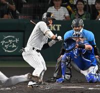 ３回、死球を受ける前川（撮影・飯室逸平）