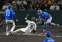 ３回、竹田の投球がそれ、戸柱が後逸。阪神に先制を許す（撮影・飯室逸平）