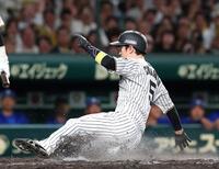 ３回、竹田の暴投で先制の生還を果たす近本（撮影・西田忠信）