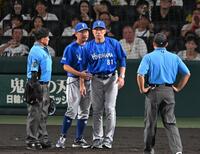 ３回、阪神のリクエストで前川が死球判定となり、審判に確認する相川監督（撮影・飯室逸平）