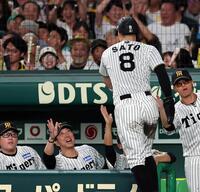 ３回、生還した佐藤輝を迎える藤川監督（中央）＝甲子園（撮影・山口登）