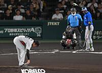 ２回、蝦名のバースデーソングが終わるまでロジンをいじるなど調整する才木（撮影・飯室逸平）