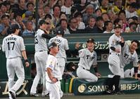 ３回、笑顔で元山を迎える才木ら阪神ナイン（撮影・飯室逸平）
