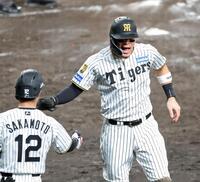 ３回、元山の２点適時内野安打で生還し坂本（左）とタッチを交わす佐藤輝（撮影・立川洋一郎）
