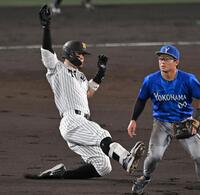 ２回阪神無死、二塁打を放ち滑り込む阪神・佐藤輝明＝甲子園（撮影・飯室逸平）