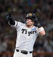 ５回、二塁打を放ちベンチを指さす佐藤輝（撮影・西田忠信）