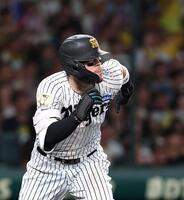 ５回、二塁打を放つ佐藤輝（撮影・西田忠信）