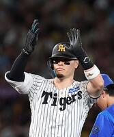 ２回、二塁打を放ち手をたたく佐藤輝（撮影・西田忠信）