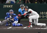 ６回、送りバントを決める才木（撮影・飯室逸平）