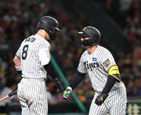 ８回、ソロを放ち佐藤輝（左）に迎えられる森下（撮影・西田忠信）