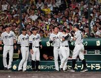 ５回。前川の犠飛で生還しナインに迎えられる佐藤輝（撮影・山口登）