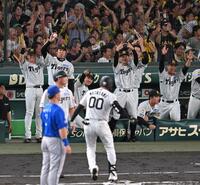 ３回、元山の適時打に沸く阪神ナイン（撮影・飯室逸平）